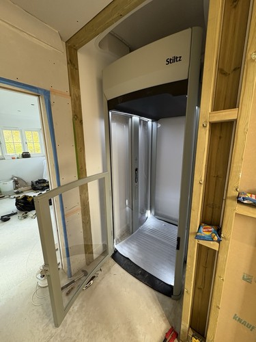 Stiltz through floor lift - floor,